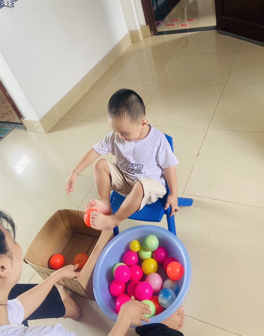 Trẻ tham gia hoạt động vận động với bóng
