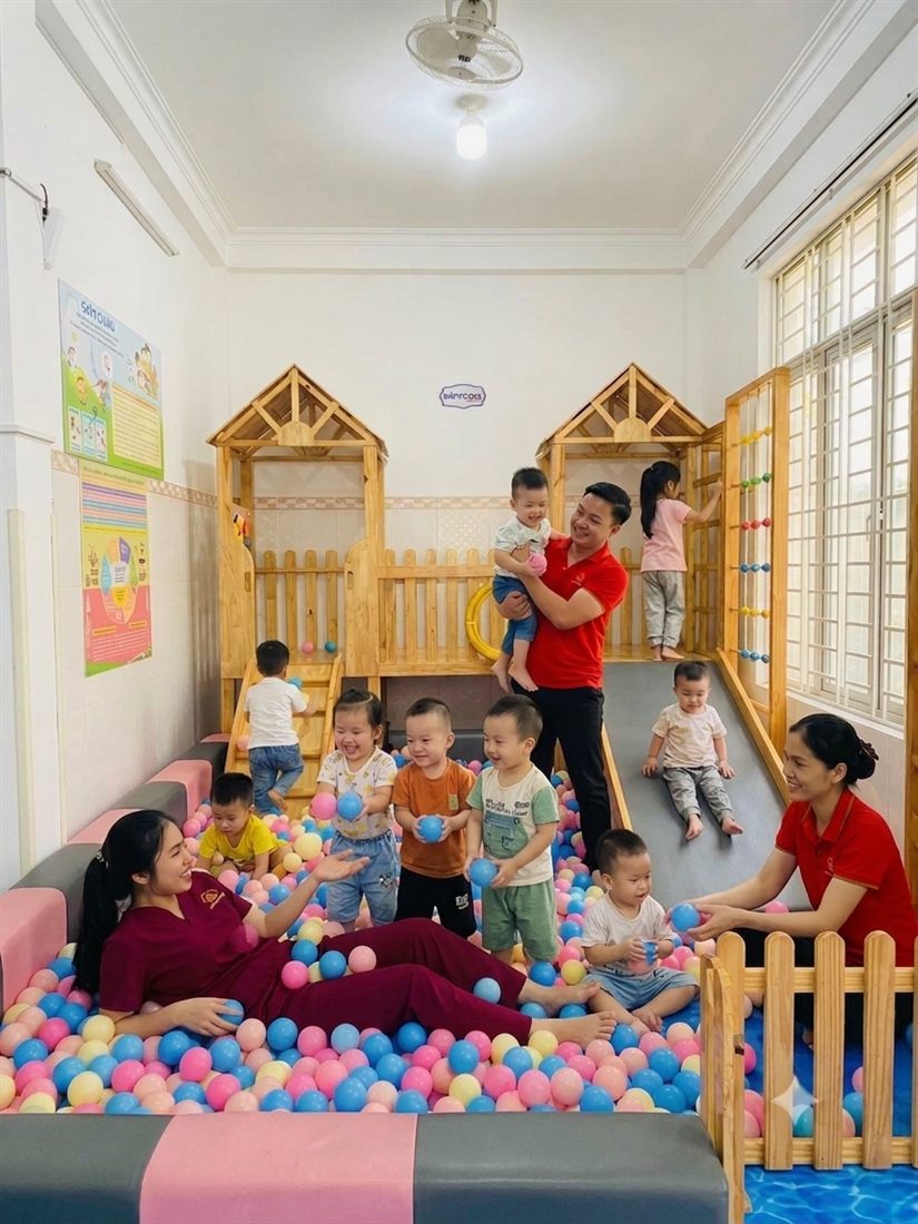 Trẻ vui chơi tại phòng bóng và khu vận động của trung tâm