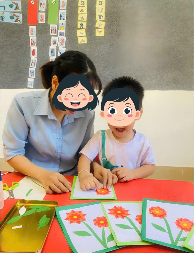 Giáo viên can thiệp cá nhân 1:1 với trẻ
