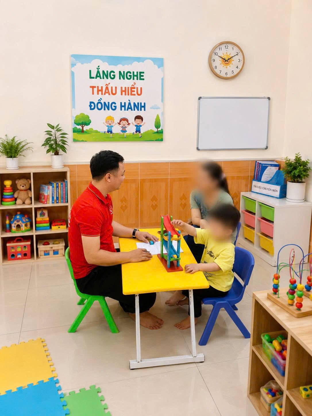 Buổi đánh giá và sàng lọc cùng chuyên viên và phụ huynh