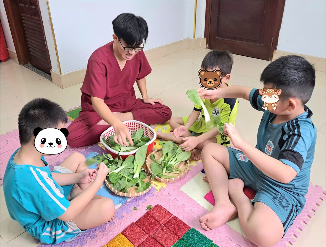 Trẻ tham gia hoạt động trải nghiệm thực tế